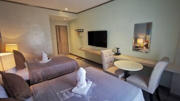 Kamar Twin Premier | Seprai premium, meja kerja, ruang kerja ramah laptop, dan Wi-Fi gratis