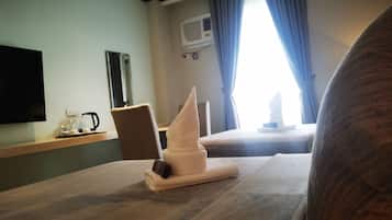 Premier Twin Room | Premium bedding, desk, laptop workspace, free WiFi