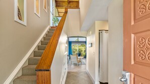 Una escalera con barandilla de madera que da a un rellano.
