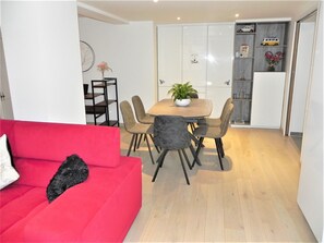 Smart-TV, Bücher, Stereoanlage