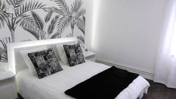 3 bedrooms, desk, iron/ironing board, travel crib