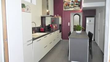 Frigorifero, microonde, forno, piano cottura