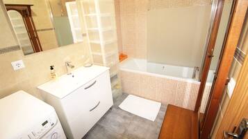 Een bad, een haardroger, handdoeken