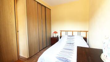 1 slaapkamer, een strijkplank/strijkijzer, gratis wifi, beddengoed