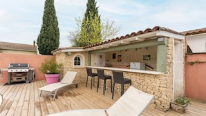 A wooden deck with lounge chairs and a barbecue grill. - Les dames de Mollégès, at the gateway to the Alpilles, 10 minutes from St Rémy de Provence (Mollégès)