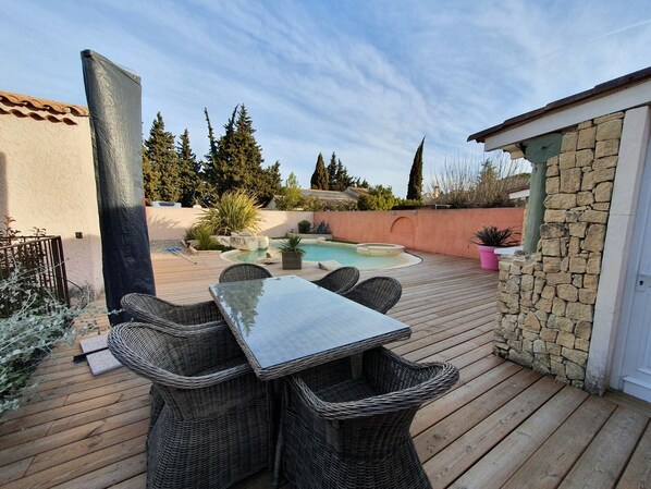 Outdoor dining - Les dames de Mollégès, at the gateway to the Alpilles, 10 minutes from St Rémy de Provence (Mollégès)