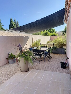 Outdoor dining - Les dames de Mollégès, at the gateway to the Alpilles, 10 minutes from St Rémy de Provence (Mollégès)