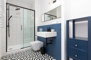 Douche, articles de toilette gratuits, sĂšche-cheveux