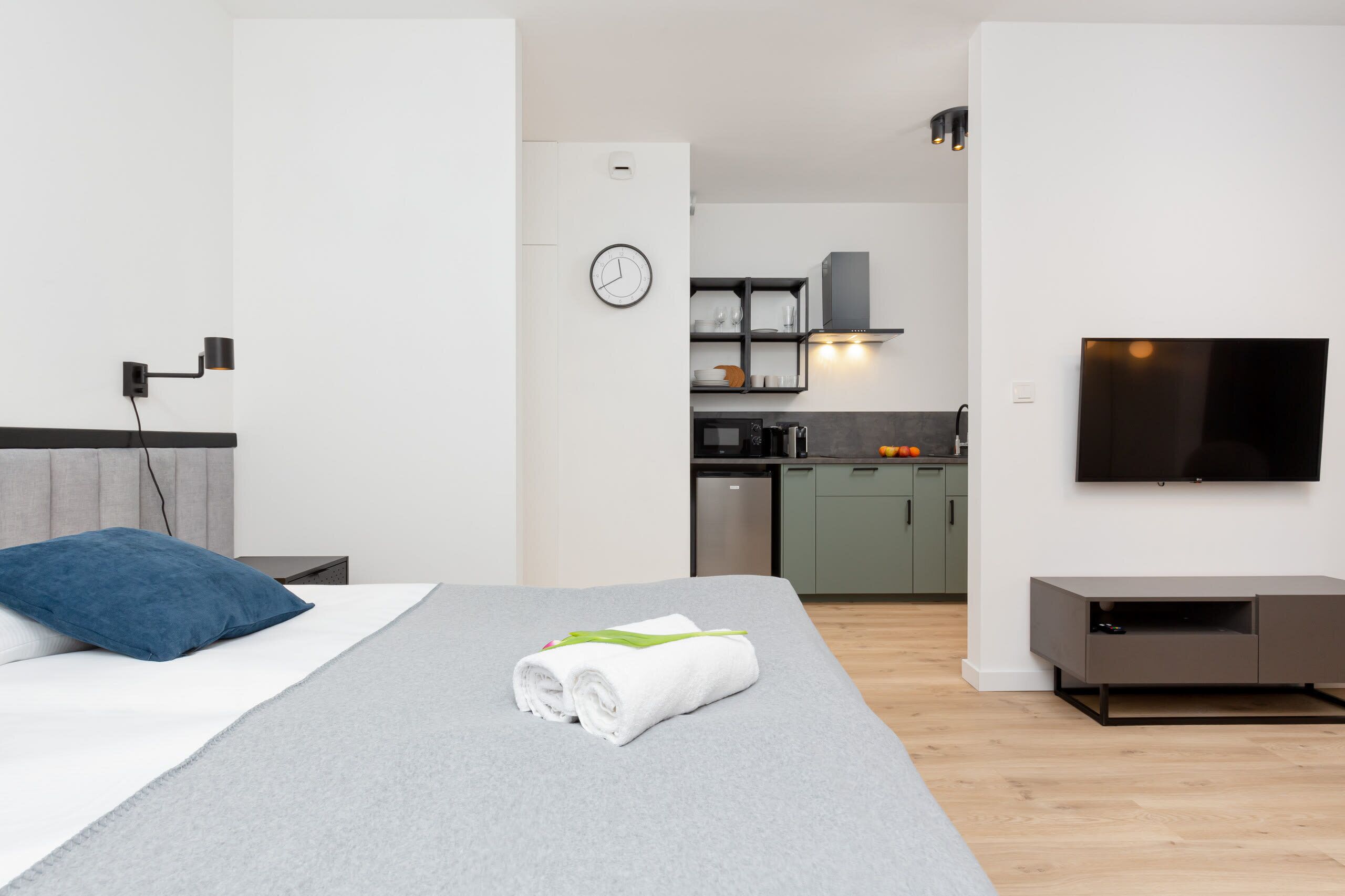 Iron/ironing board, WiFi, bed sheets