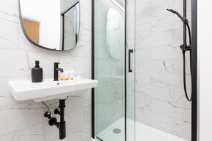 Dusche, Haartrockner, Handtücher, Shampoo
