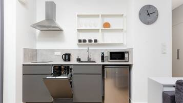 Fridge, microwave, stovetop, dishwasher