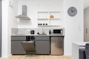 Fridge, microwave, stovetop, dishwasher