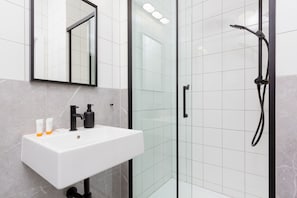 Shower, shampoo - Comfortable Apartment in Zoliborz | Parking and Balcony (Warszawa)