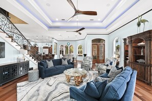 Smart-TV, Kamin, Stereoanlage, Arbeitsbereiche