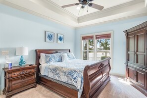 7 habitaciones, escritorio y tabla de planchar con plancha