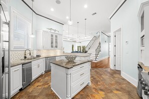 Køleskab, mikrobølgeovn, ovn, kogeplade