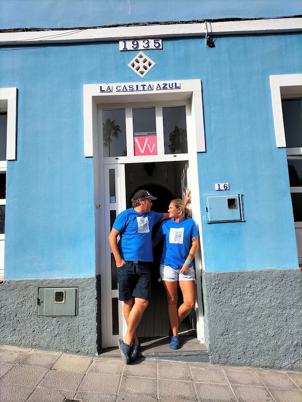 A building with a blue facade, the number 1935, and the name 'LA CASITA AZUL'.