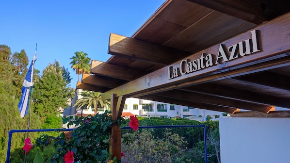 A wooden pergola with the sign "La Casita Azul" indicating a hotel or property name. - The Cabin, Nano study (Puerto de la Cruz)