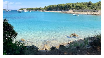 Una playa cerca, sillas reclinables de playa