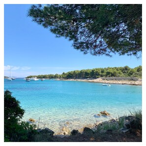 Nær stranden og solsenger