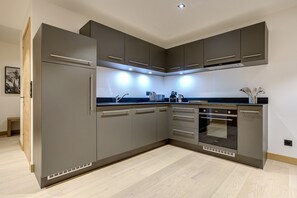 Een koelkast, een microgolfoven, een oven, een kookplaat