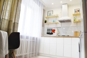 Fridge, microwave, stovetop, electric kettle - Beautiful studio(35sq.m) - top location - golden center (Almaty)