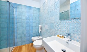 Quarto casal conforto, 1 cama Queen (Ocean) | Banheiro | Chuveiro, chuveiro com efeito de chuva, secador de cabelo, chinelos