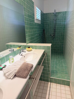 Dusche, Haartrockner, Handtücher, Seife