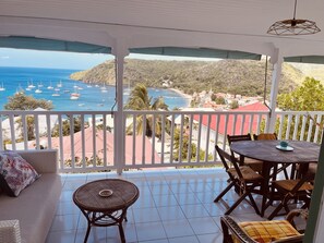 Outdoor dining - Exceptional T3 sea view apartment, 5 minutes walk from the beach! And jacuzzi (Les Anses-d'Arlet)