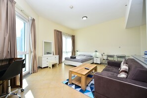 Studio Suite Eksekutif | Brankas dan didekorasi berbeda-beda