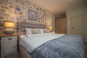 6 bedrooms, WiFi - Antique and lush building from 13th of centuries (Котор)