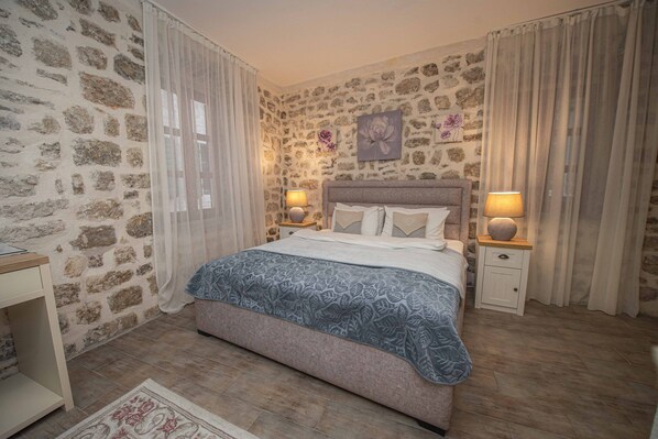 6 bedrooms, WiFi - Antique and lush building from 13th of centuries (Котор)