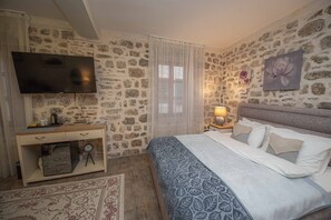 6 bedrooms, WiFi - Antique and lush building from 13th of centuries (Котор)