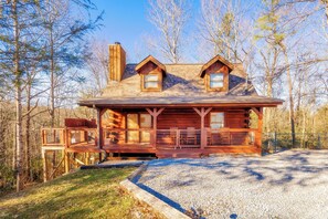 Exterior - Yogi's Layer, Serene Location w/ WIFI, Foosball, $560 In tickets each paid day (Gatlinburg)