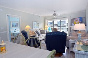 Televisión y chimenea