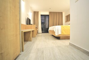 Colchones con efecto memoria y caja de seguridad en la habitación