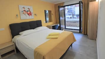 Grand studio | Bedden met traagschuimmatras, een kluis op de kamer, een bureau