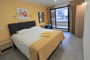 A hotel room with a bed, a desk, and a view of the outside. - B&B Boutique Eluize Dubrovnik (Dubrovnik)
