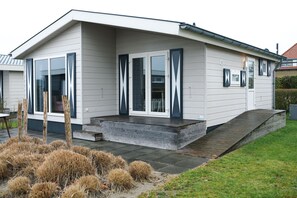 Exterior detail - Chalet (J09) on cozy family campsite by the sea (Kamperland)
