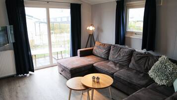 Een televisie en een tafeltennistafel