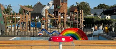 Een buitenzwembad, een verwarmd zwembad