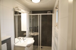 Dusche, HandtĂŒcher, Toilettenpapier