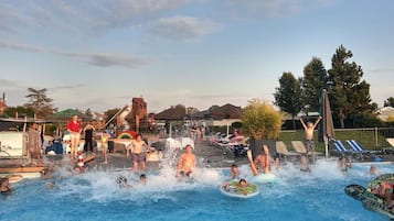 Een buitenzwembad, een verwarmd zwembad