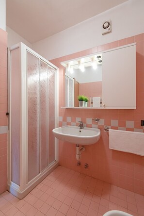 Douche, bidet, serviettes fournies, savon