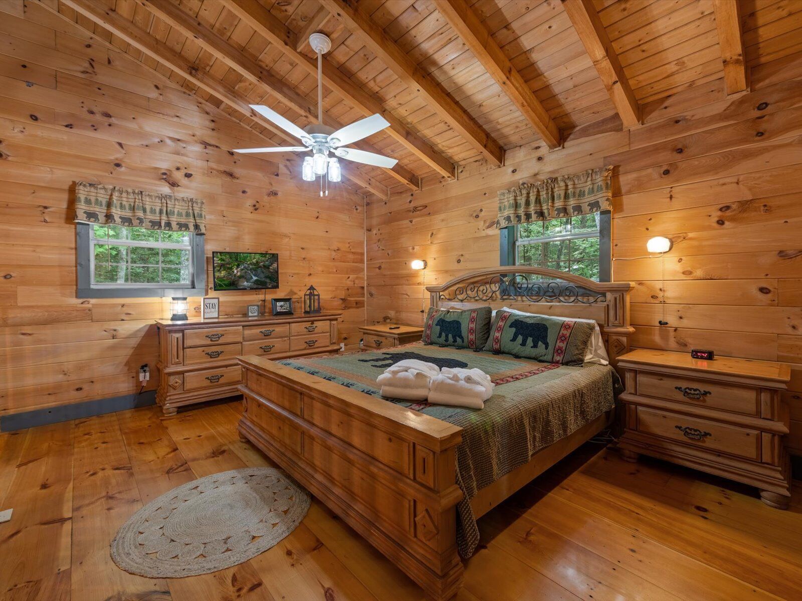 3 bedrooms, internet, bed sheets