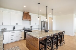Fridge, microwave, oven, stovetop - Spacious 6BR Sleeps 14 - 3 King Suites on Hole 1 (St. George)