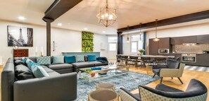 TV connectée, baby-foot, table de tennis de table, livres