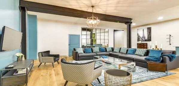 TV connectée, baby-foot, table de tennis de table, livres