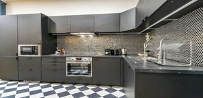 Réfrigérateur, micro-ondes, four, plaque de cuisson