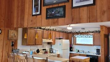 Townhome, 2 Bedrooms | Private kitchen | Fridge, oven, coffee/tea maker, toaster